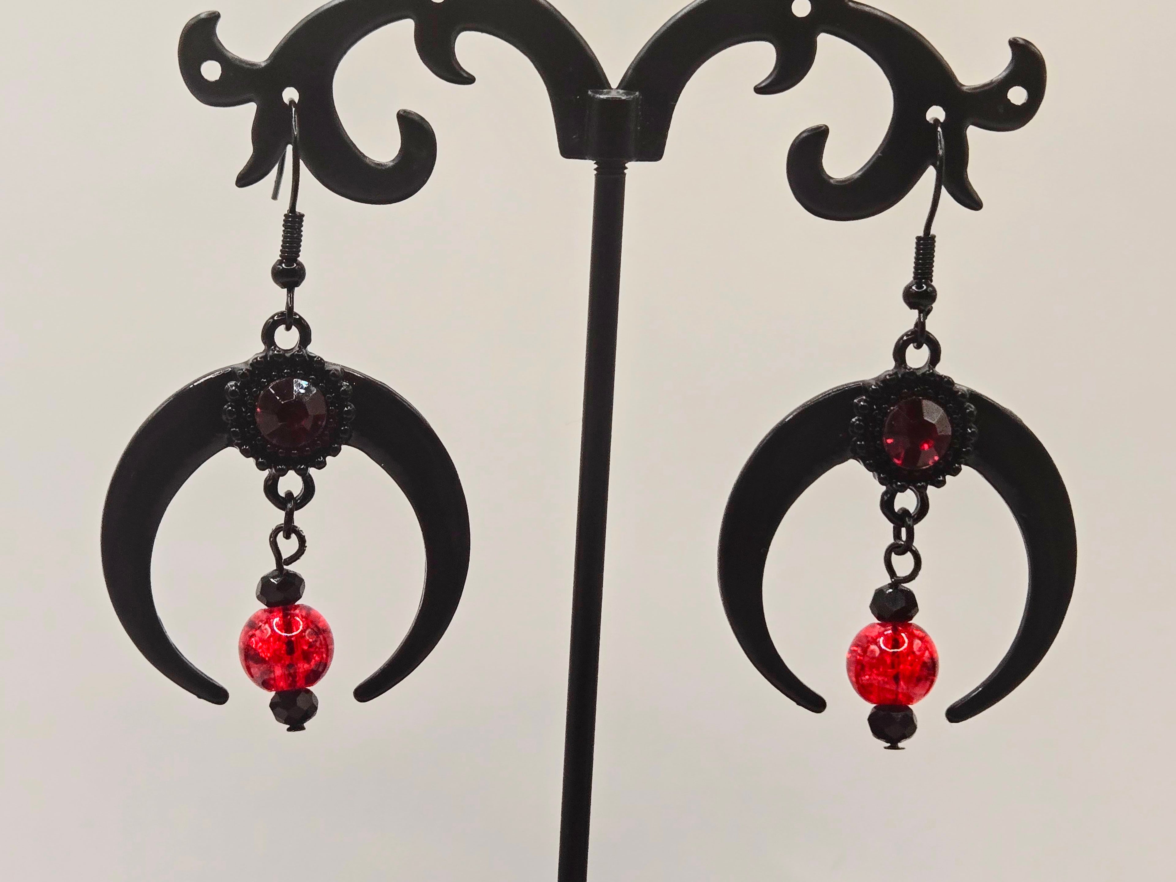GOTHIK MOON DANGLE