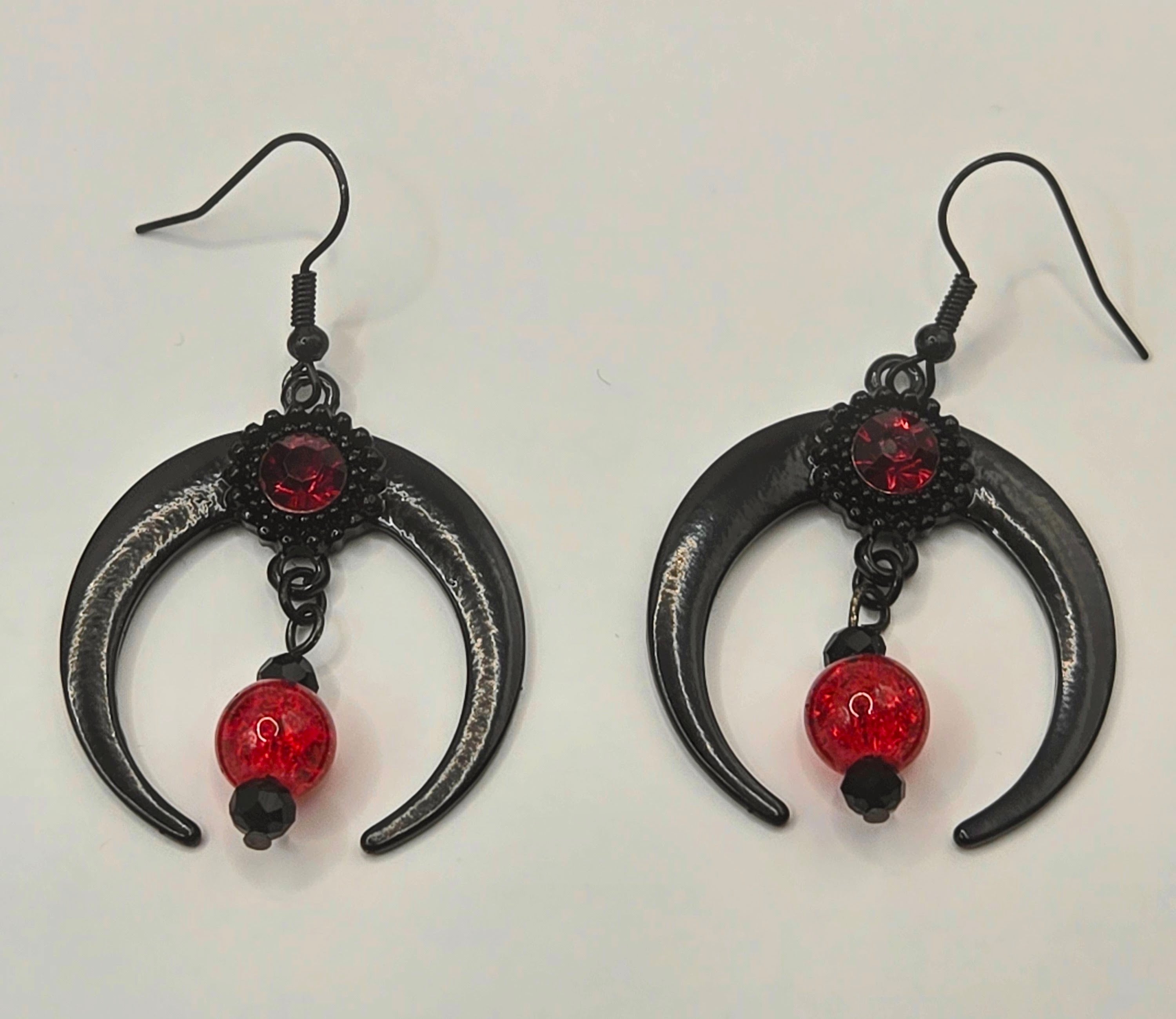 GOTHIK MOON DANGLE