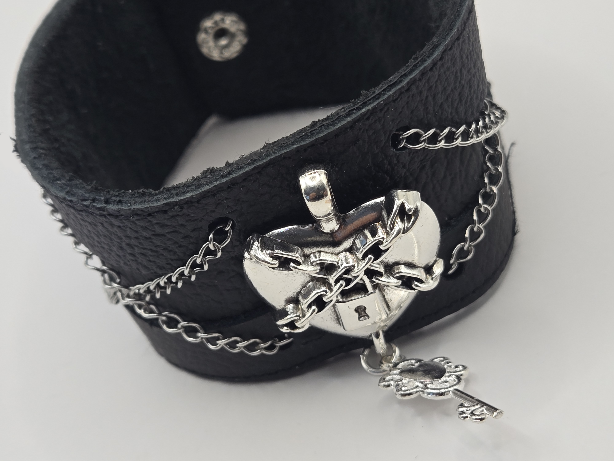CHAINED HEART LEATHER CUFF